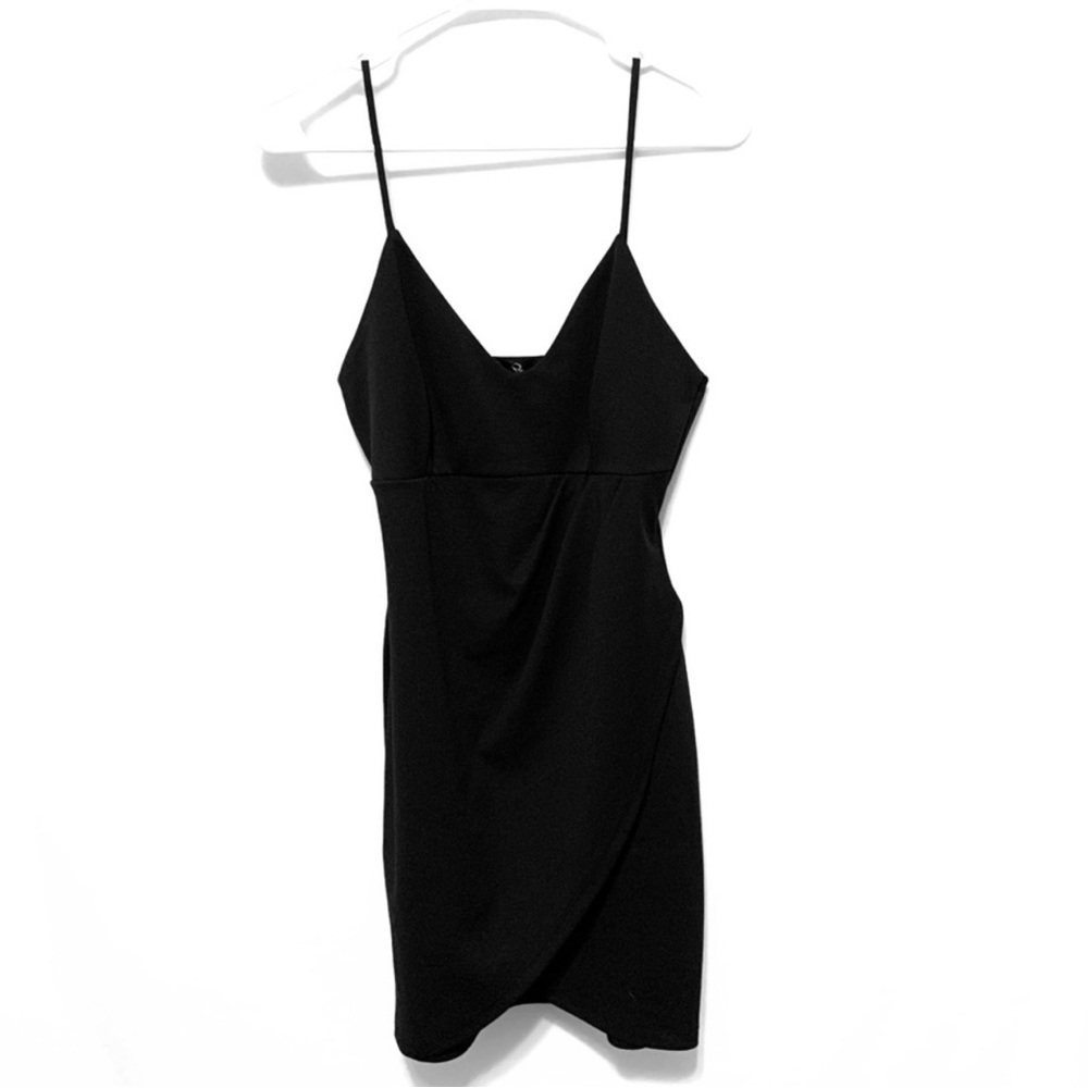 ✨👗3 Short Dresses & 1 Robe Bundle ✨ - Picture 13 of 16